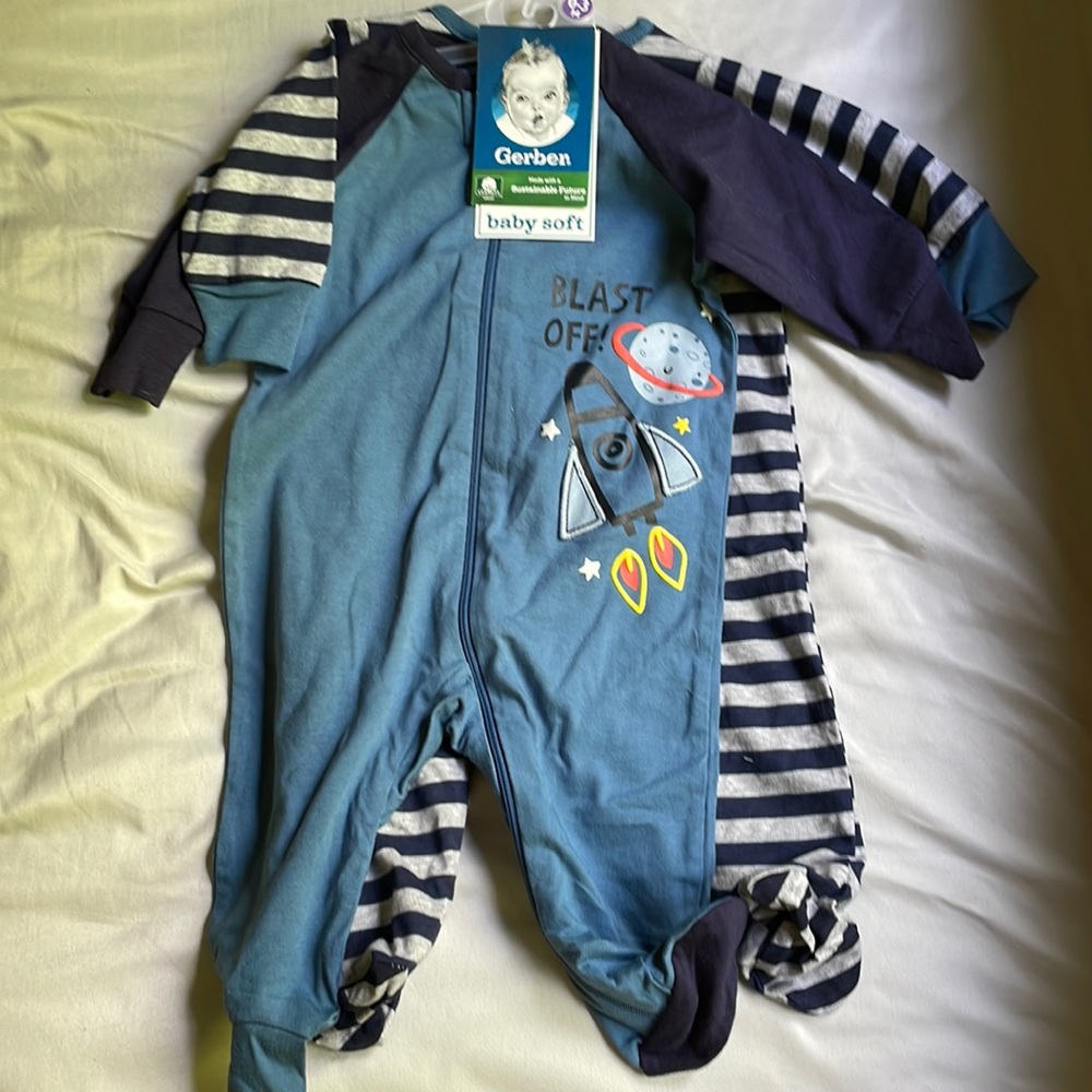 2 piece set. Long sleeve footies. 0-3 month